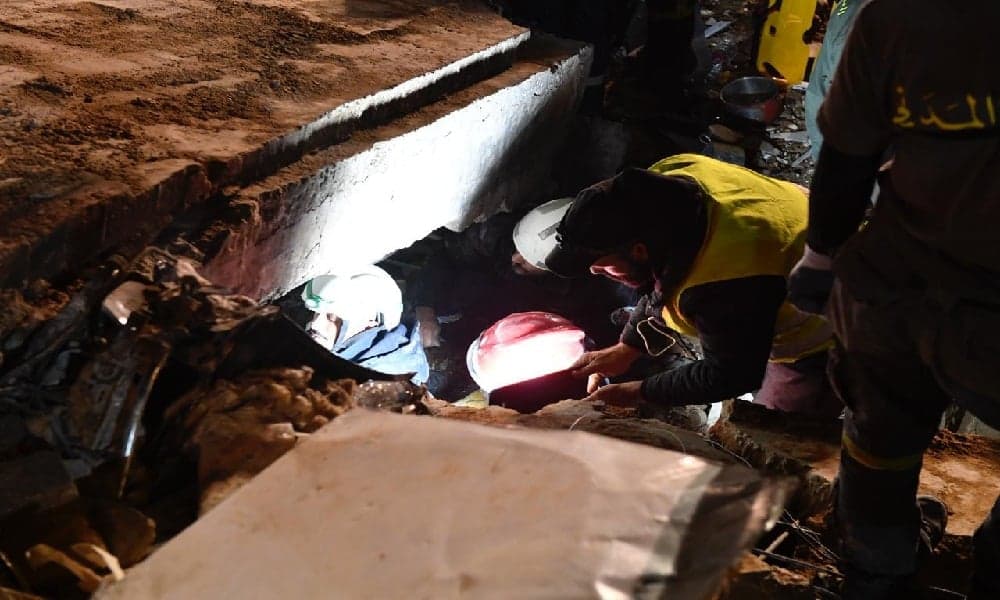 إنقاذ مواطن من تحت أنقاض مبنى طرابلس المنهار