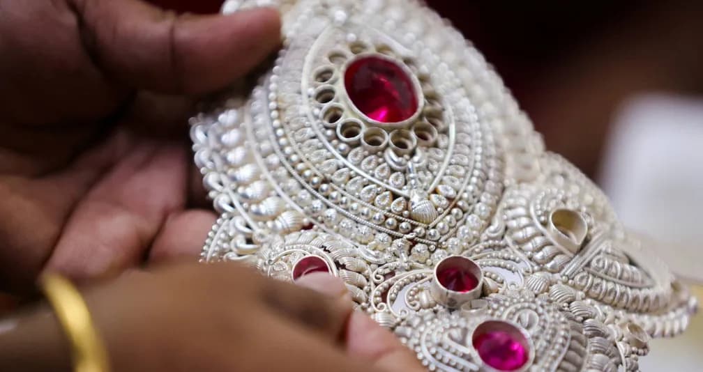 الفضة تلامس قمة تاريخية جديدة عند 63.59 دولار للأونصة