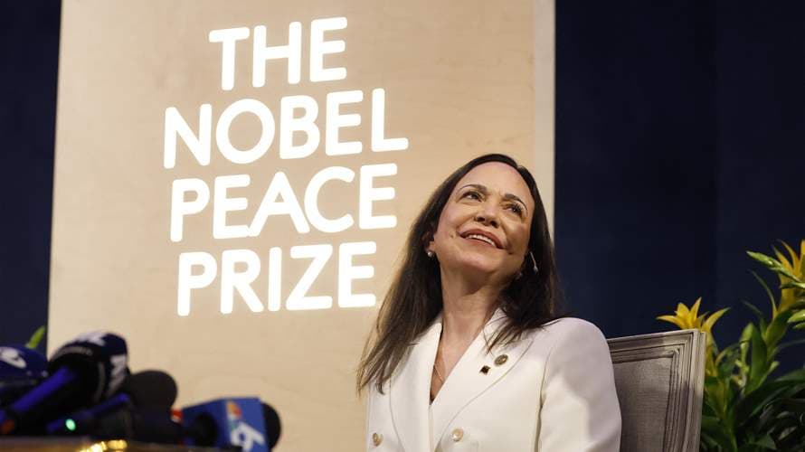 زعيمة المعارضة الفنزويلية تؤيد زيادة الضغط على مادورو حتى "يدرك أنه يجب عليه الرحيل"